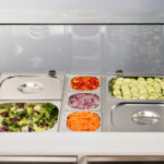 Starline Saladette mit Glasaufsatz, 2-türig, GN 1/1, Aufnahme 10x GN1/4, 900x705x1300 mm (BxTxH), ohne Aufkantung – Bild 4