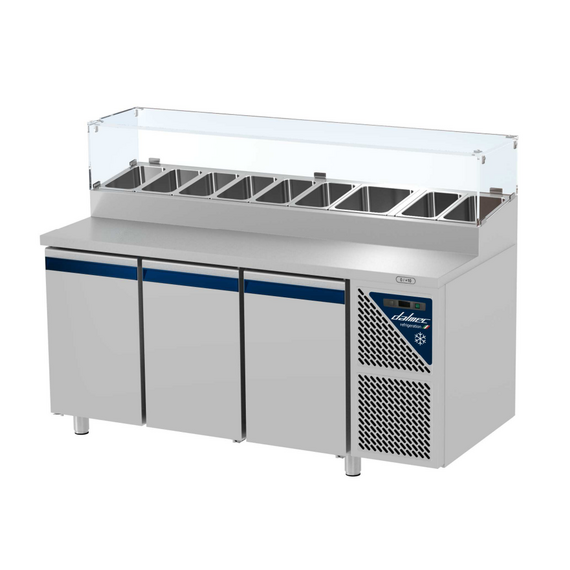 PCS803C.png Prismafood Kühltisch 3 Türen mit Edelstahlabdeckung Kapazität: 606 lt Temperatur: 0°C/+10°C – Bild 1