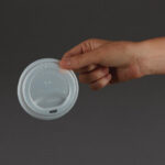 Vegware kompostierbare Heißgetränkebecher-Deckel 34 & 45,5cl (1000 Stück) – Bild 3